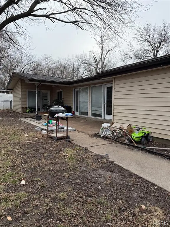 4 Milbrook LN, Florissant, MO 63033
