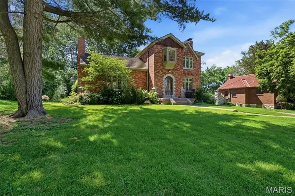 28 Grantwood LN, St Louis, MO 63123