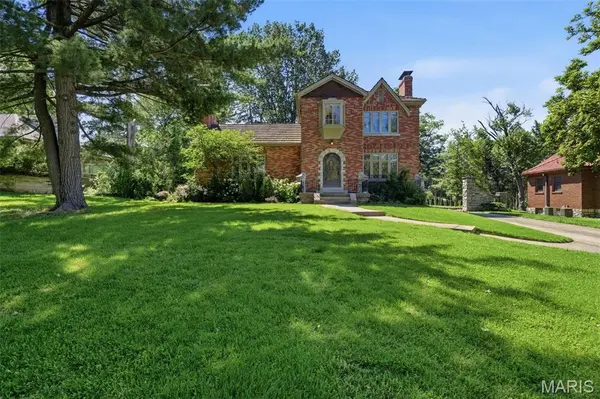 28 Grantwood LN, St Louis, MO 63123