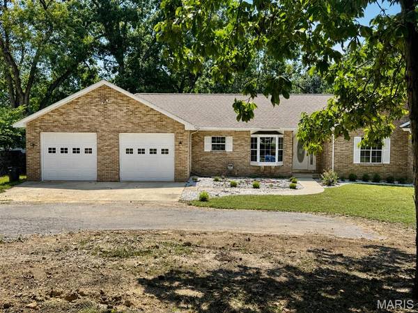 7 Denzel DR, Greenville, IL 62246