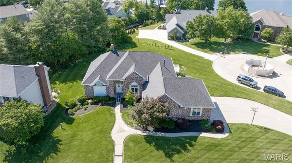 52 Moorings DR, Lake St Louis, MO 63367