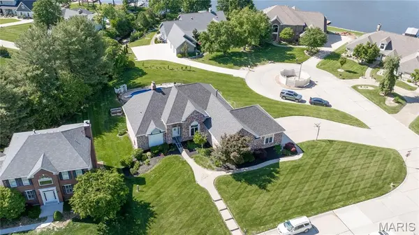 52 Moorings DR, Lake St Louis, MO 63367