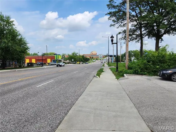 2425 W Clay ST, St Charles, MO 63301