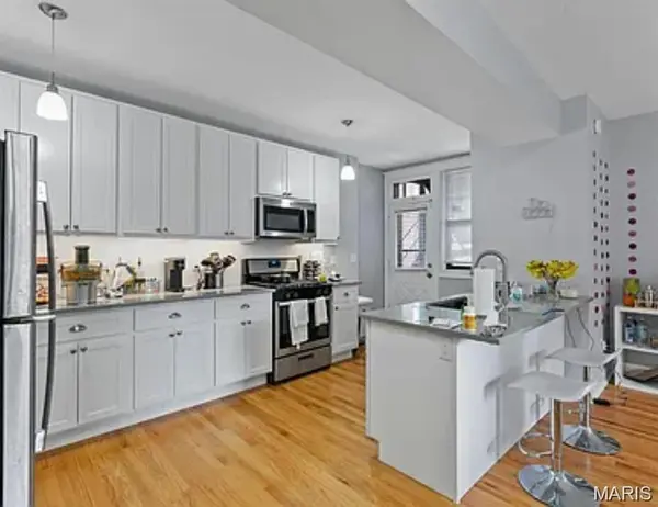6274 Cates AVE #2E, University City, MO 63130