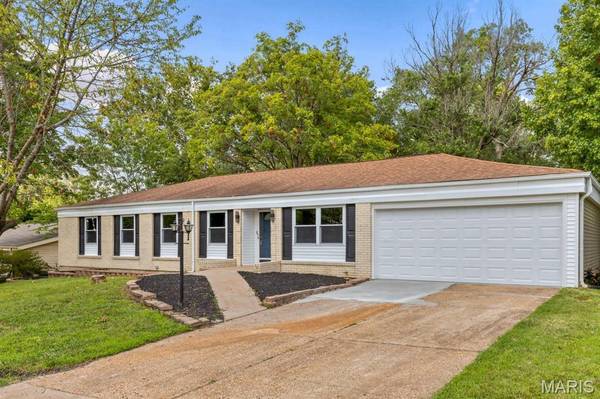 815 Ariege DR, Creve Coeur, MO 63141