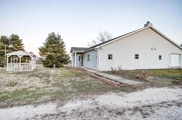1341 Schleeper LN, Golden Eagle, IL 62036