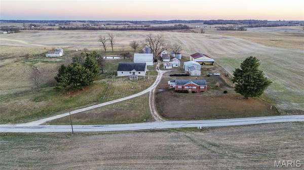 1341 Schleeper LN, Golden Eagle, IL 62036