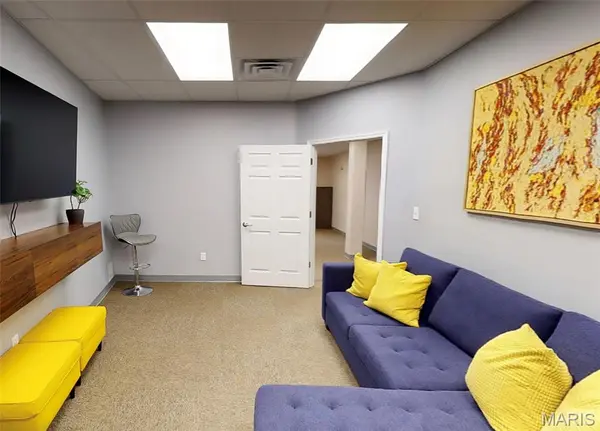2115 S Big Bend BLVD, St Louis, MO 63117