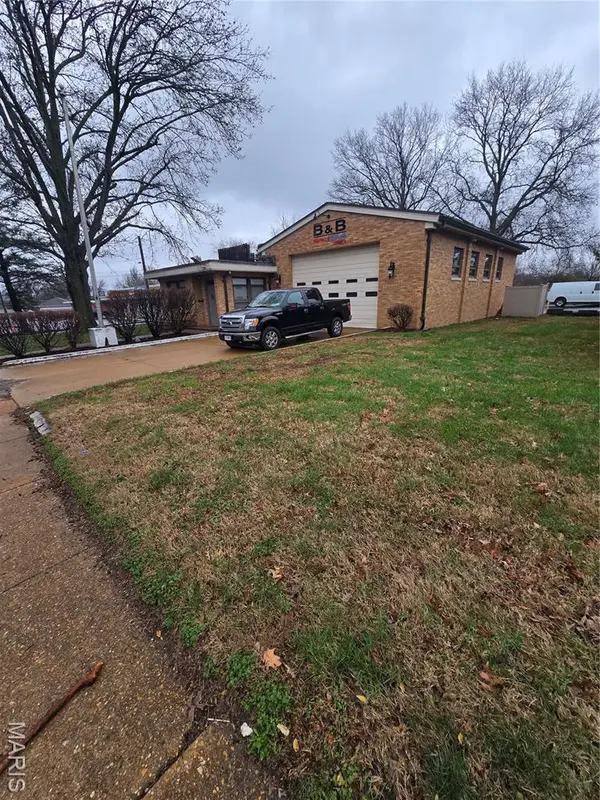 1955 Washington ST, Florissant, MO 63033