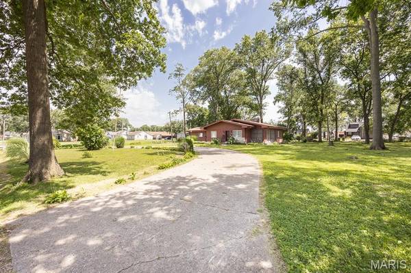 1018 W Green ST, Mascoutah, IL 62258