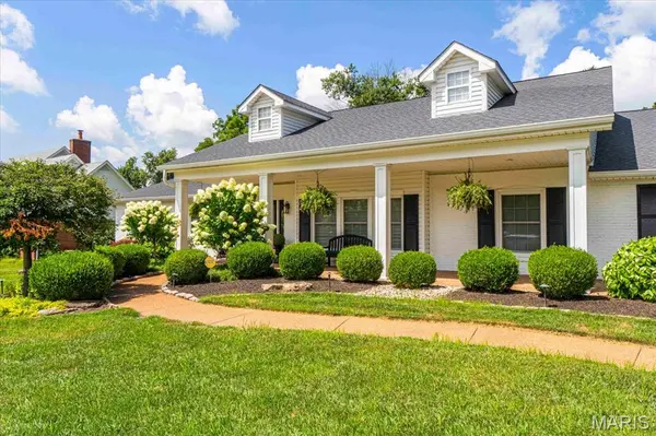 1831 Camberly RD, Des Peres, MO 63131