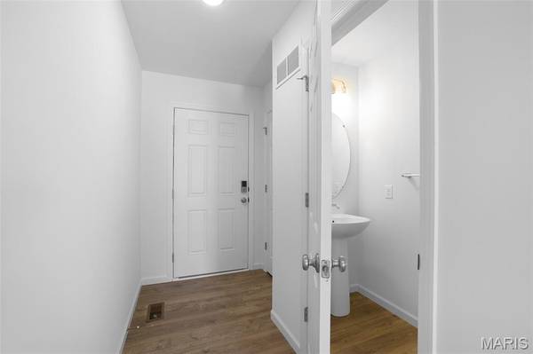 16016 Cinderella CT, Ellisville, MO 63021