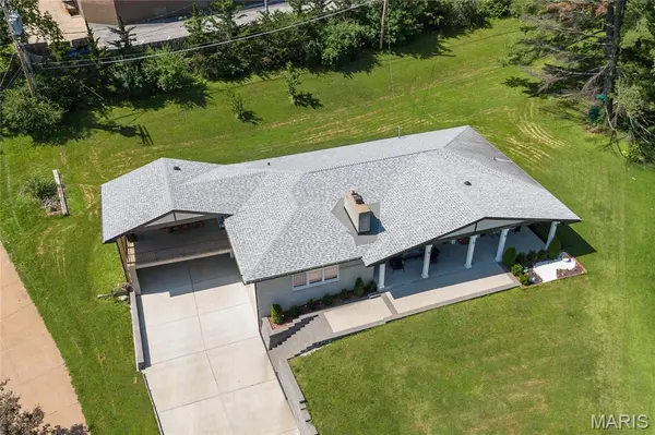 9443 Oakwood Manor LN, Sunset Hills, MO 63126