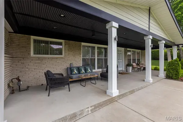 9443 Oakwood Manor LN, Sunset Hills, MO 63126