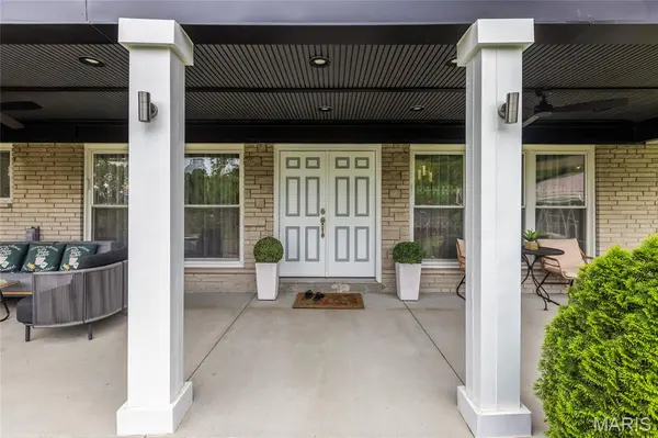 9443 Oakwood Manor LN, Sunset Hills, MO 63126