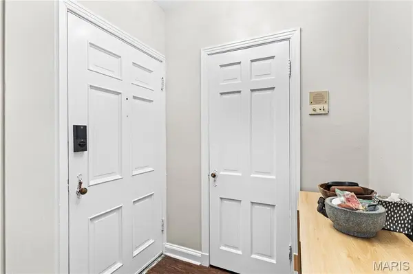 923 S Hanley RD #A, Clayton, MO 63105