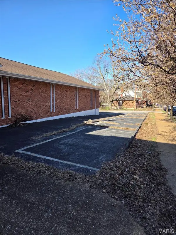 1906 Chippewa ST, St Louis, MO 63118