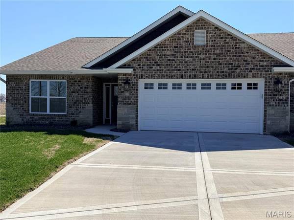 21 Sonata LN, Troy, IL 62294