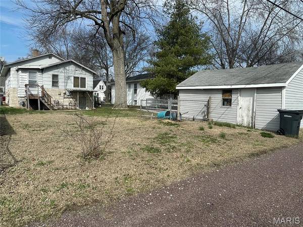 131 E Tydeman AVE, Roxana, IL 62084