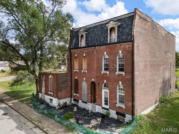 1512 Palm ST, St Louis, MO 63107