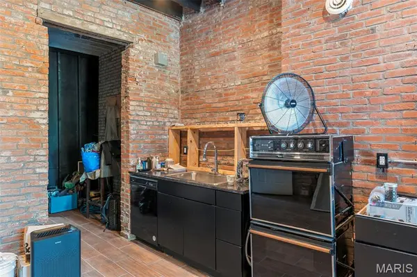 1512 Palm ST, St Louis, MO 63107