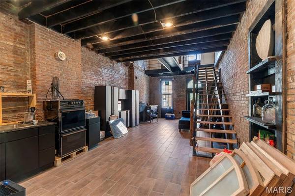 1512 Palm ST, St Louis, MO 63107