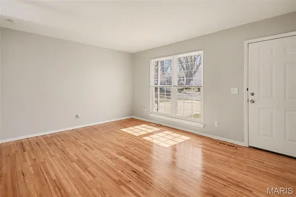 5319 Ville Angela LN, Hazelwood, MO 63042