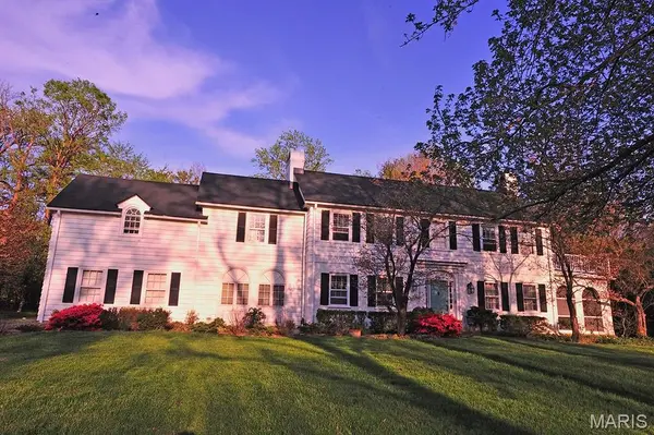 34 Godwin LN, St Louis, MO 63124