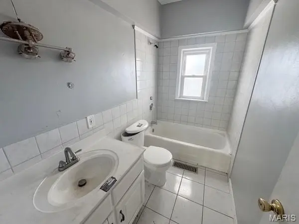 6434 Christopher DR, St Louis, MO 63129