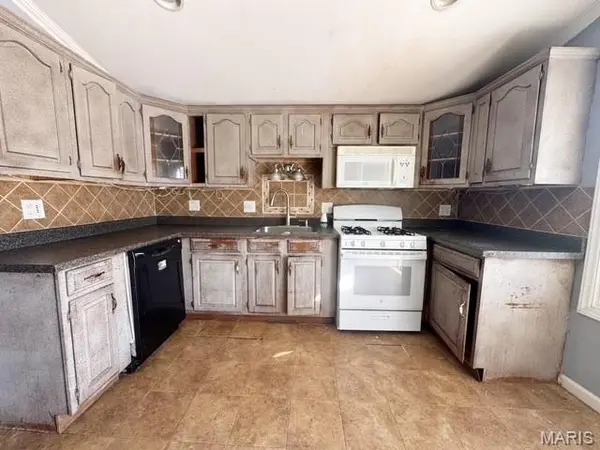 6434 Christopher DR, St Louis, MO 63129