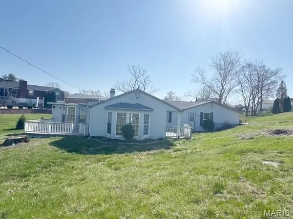 6434 Christopher DR, St Louis, MO 63129