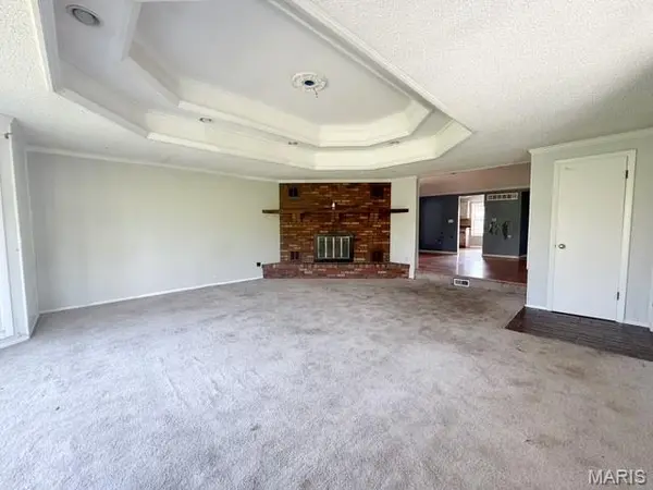 6434 Christopher DR, St Louis, MO 63129