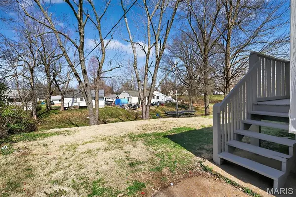 325 Lancashire RD, St Louis, MO 63137