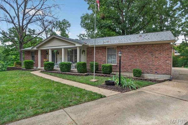 7 Springlake CT, Ballwin, MO 63011