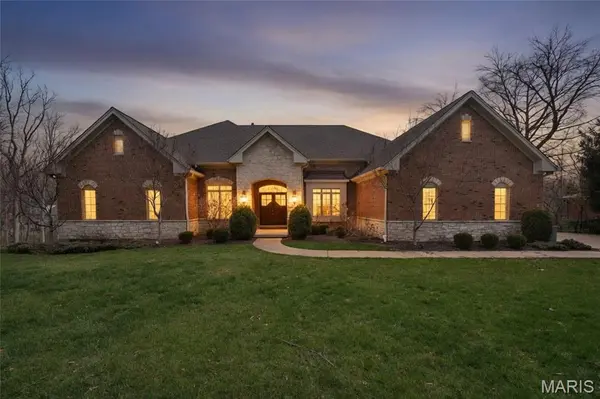 9 Graybridge DR, Ladue, MO 63124