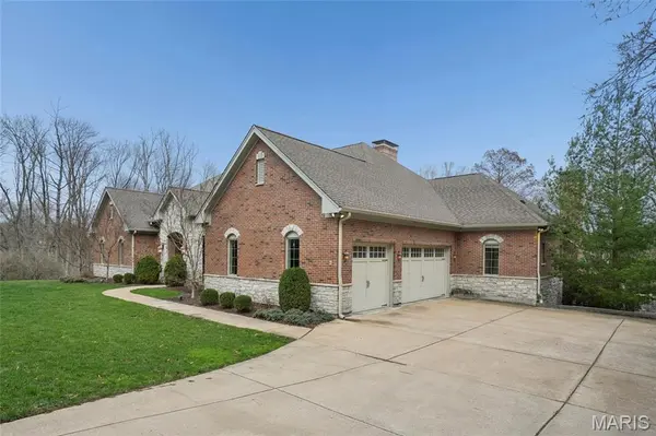9 Graybridge DR, Ladue, MO 63124