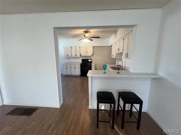 19 Shumate AVE, Maryland Heights, MO 63043