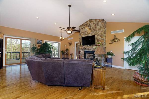 19855 19 HWY, Steelville, MO 65565