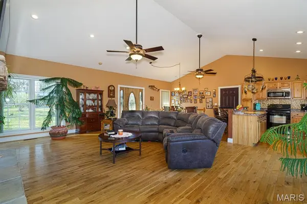 19855 19 HWY, Steelville, MO 65565