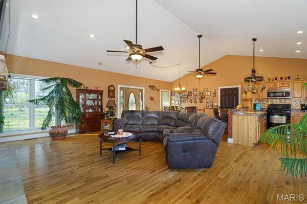 19855 19 HWY, Steelville, MO 65565