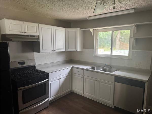 1090 Howdershell RD, Florissant, MO 63031