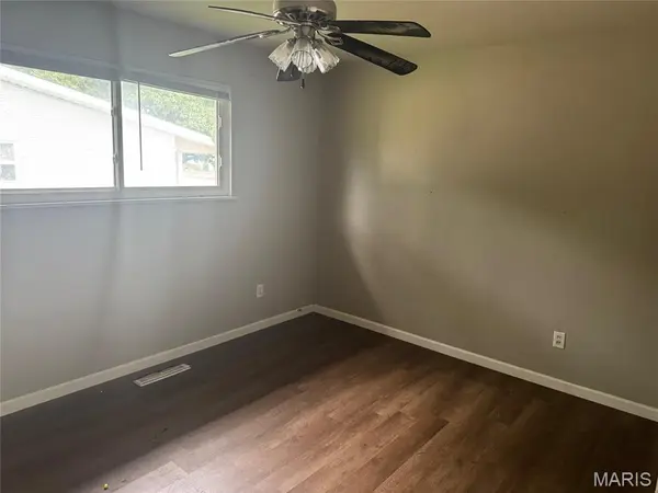 1090 Howdershell RD, Florissant, MO 63031