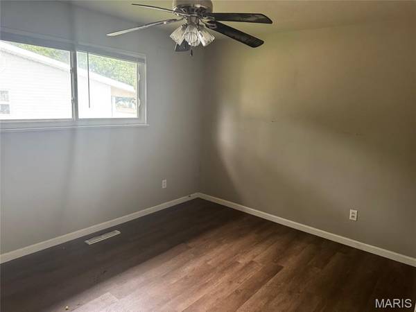 1090 Howdershell RD, Florissant, MO 63031