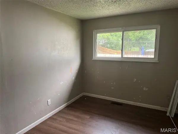 1090 Howdershell RD, Florissant, MO 63031