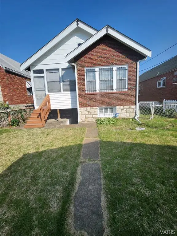 5919 Summit PL, St Louis, MO 63147