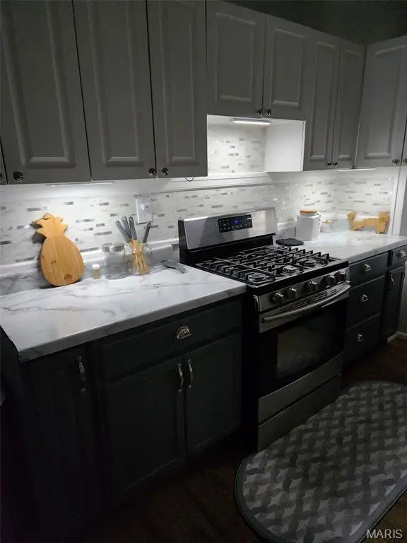 5919 Summit PL, St Louis, MO 63147