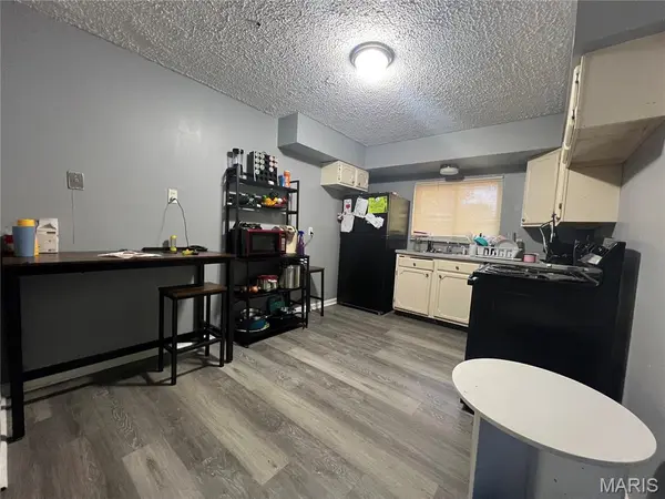 9029 Cranberry LN, Normandy, MO 63121