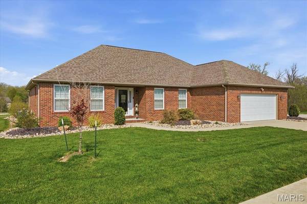 716 Wedgewood LN, Trenton, IL 62293