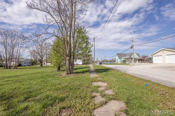 309 E Jefferson ST, Perry, MO 63462