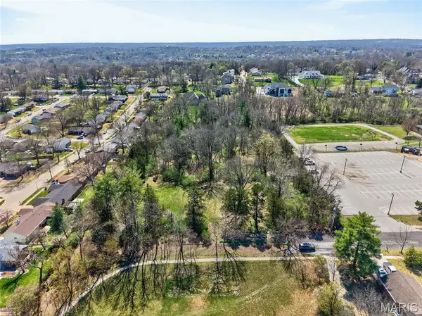1400 Flora Del DR, Fenton, MO 63026